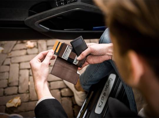 Ekster Aluminum RFID Blocking AirTag Wallet for Men - Slim Minimalist Money  Holder with Quick Card Access
