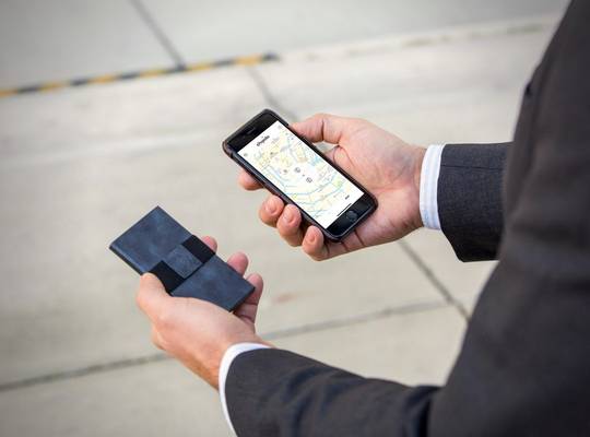 Slim trackable cardholder being tracked on smartphone app
