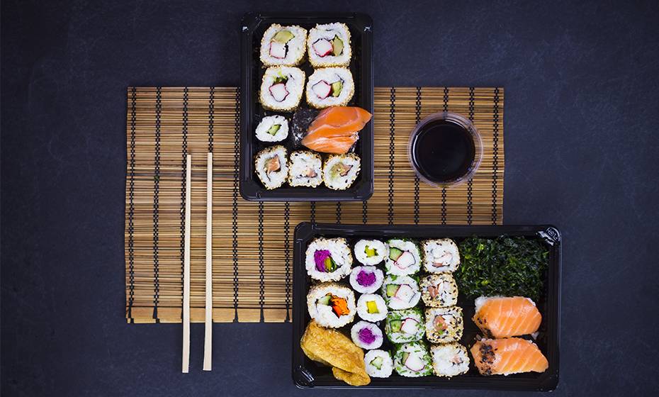 #2 PLA sushi combo black tray & clear lid 17.5 x 12.5 x 4cm