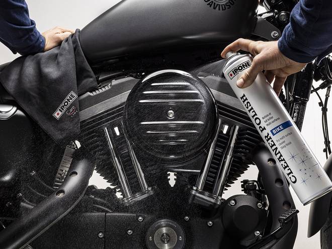 Nettoyage d'une moto avec produit CLEANER POLISH IPONE