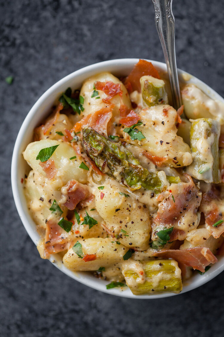 Cauliflower alfredo gnocchi with asparagus & prosciutto made with Sonoma Gourmet's cauliflower alfredo sauce and basil parmesan olive oil