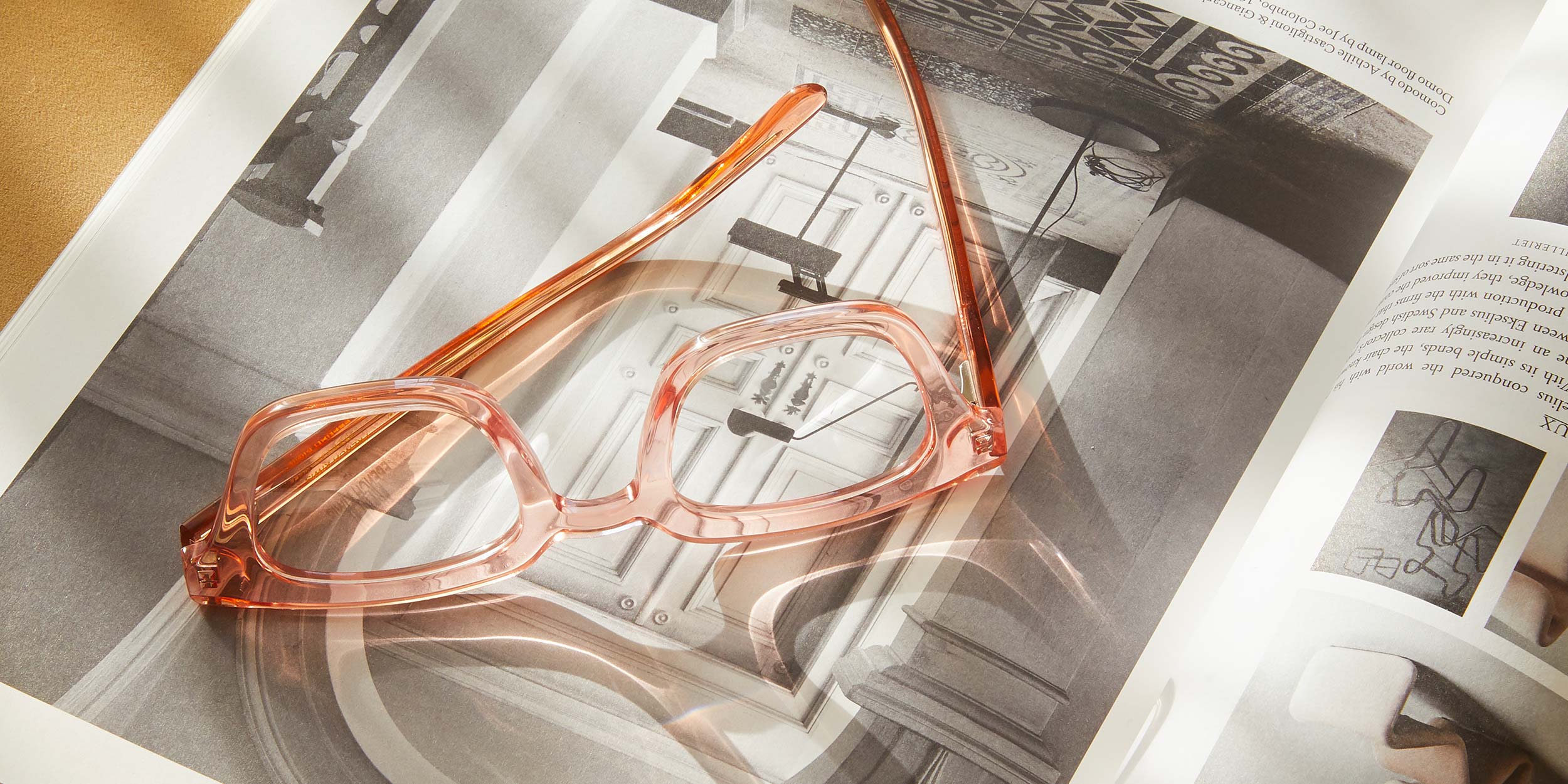 Photo Details of Ysée Tortoise Reading Glasses in a room
